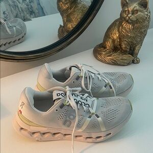 On Women Running/Athletic Shoes